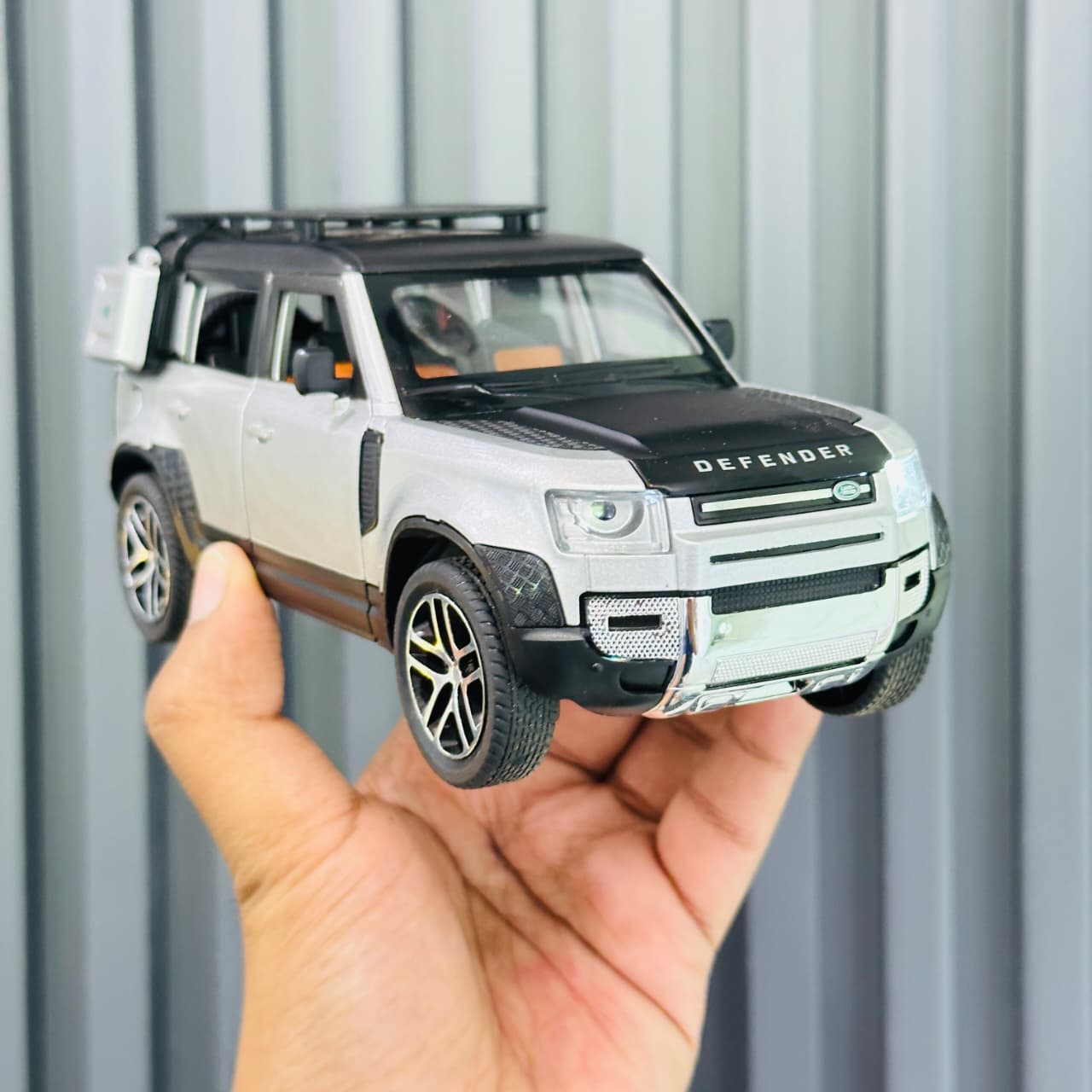 1:24 Defender Metal Die-Cast Model – Premium. Realistic. Collector’s Edition.
