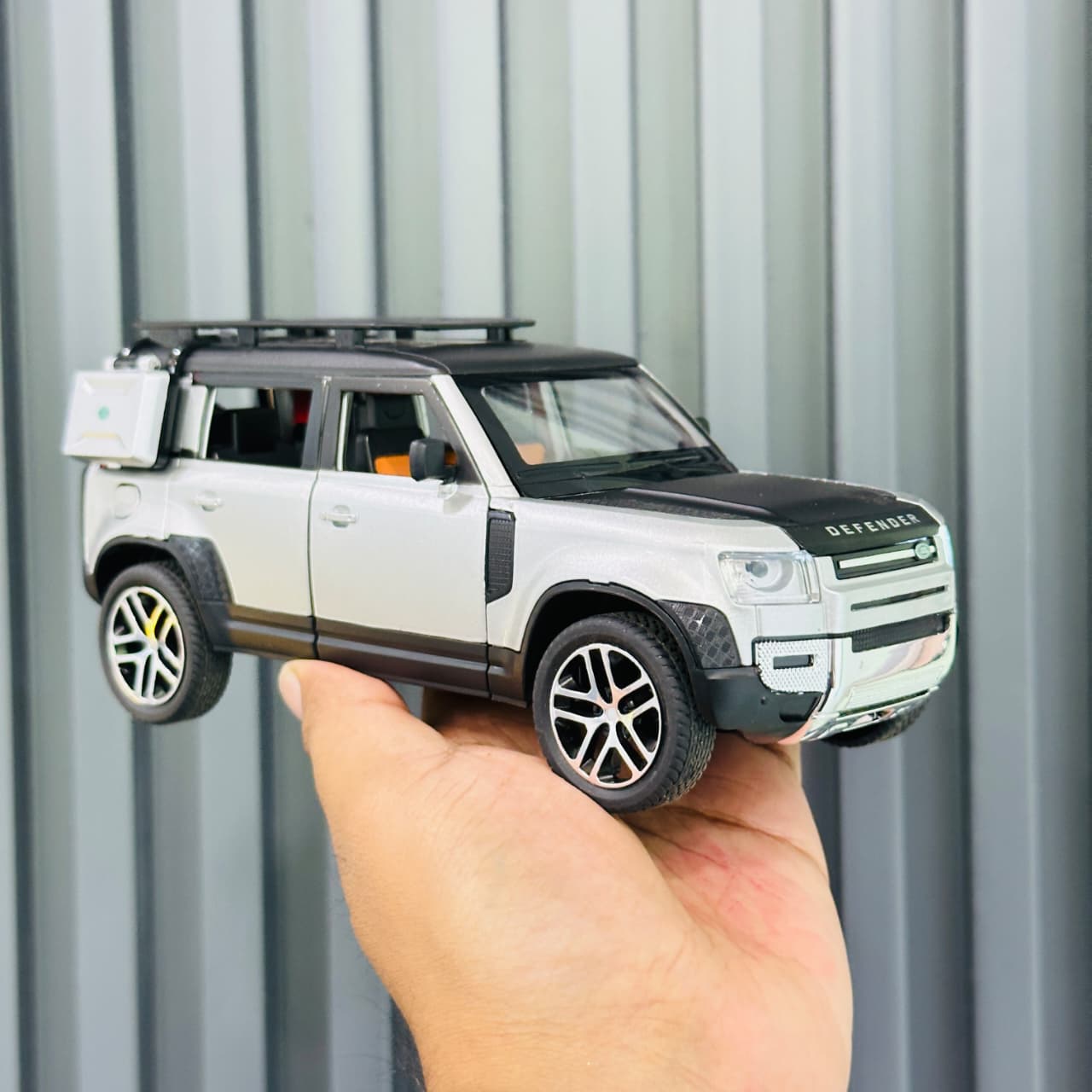 1:24 Defender Metal Die-Cast Model – Premium. Realistic. Collector’s Edition.