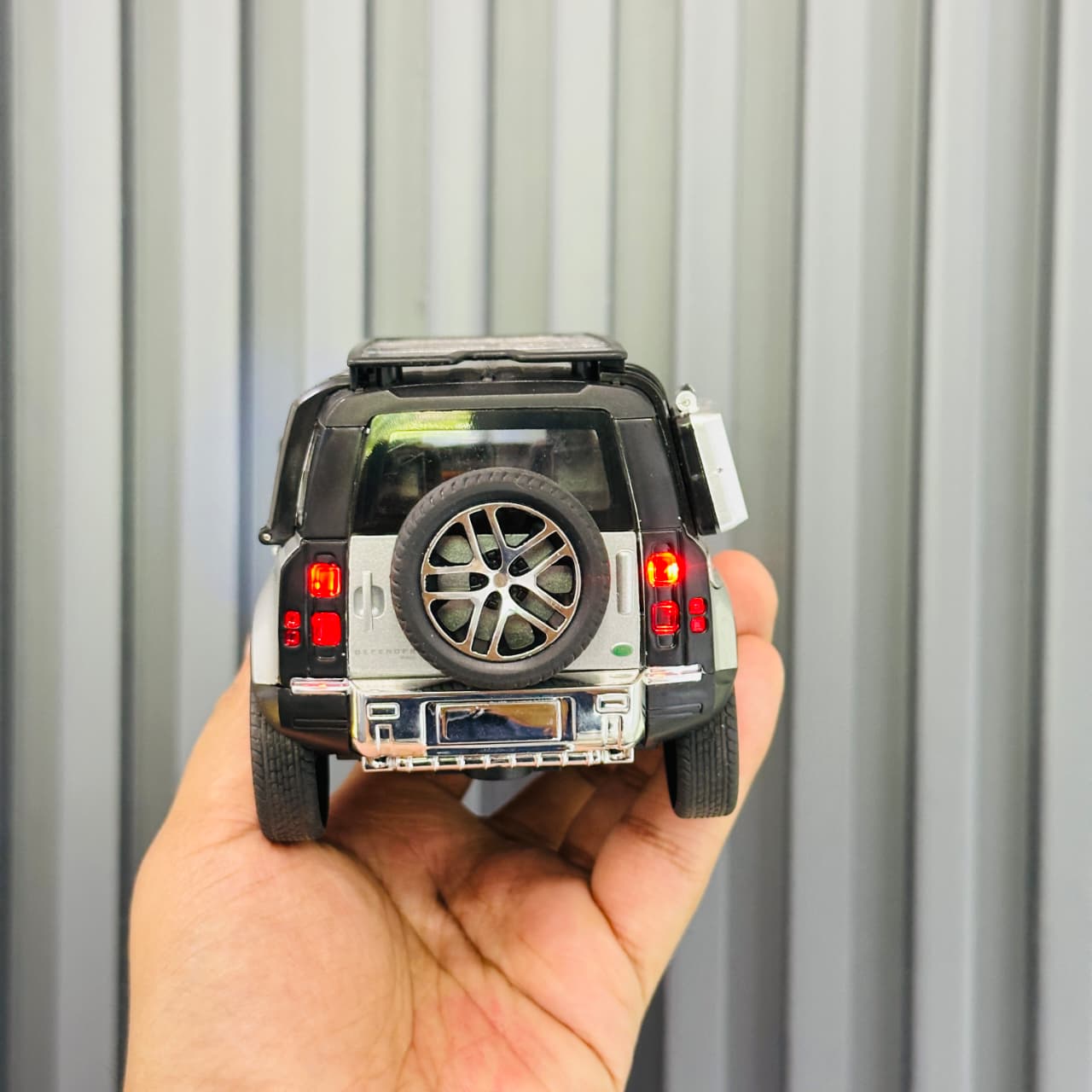 1:24 Defender Metal Die-Cast Model – Premium. Realistic. Collector’s Edition.