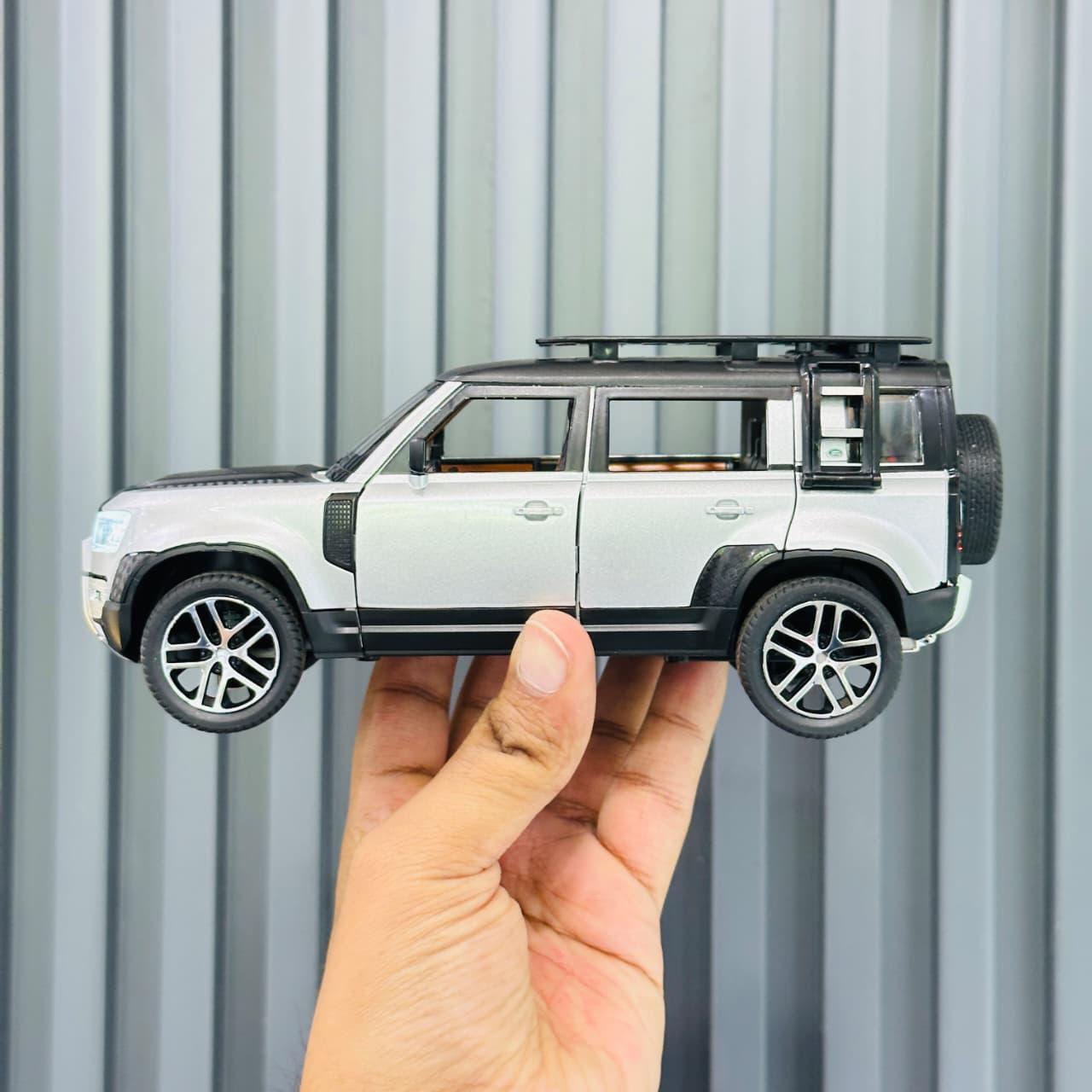 1:24 Defender Metal Die-Cast Model – Premium. Realistic. Collector’s Edition.