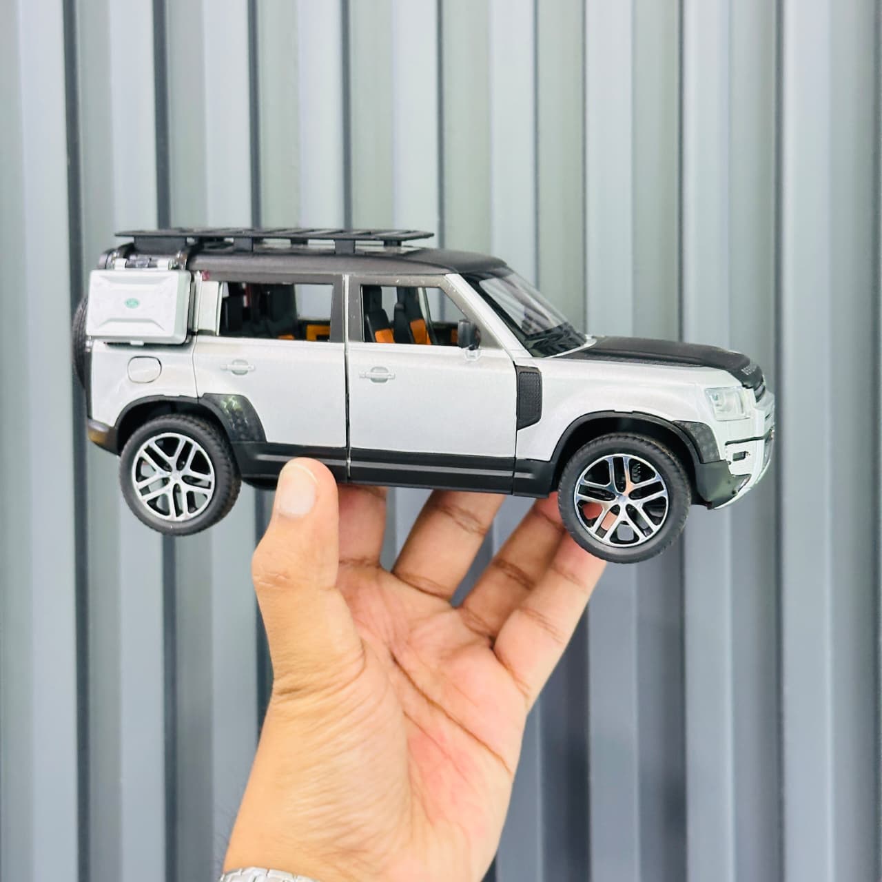 1:24 Defender Metal Die-Cast Model – Premium. Realistic. Collector’s Edition.