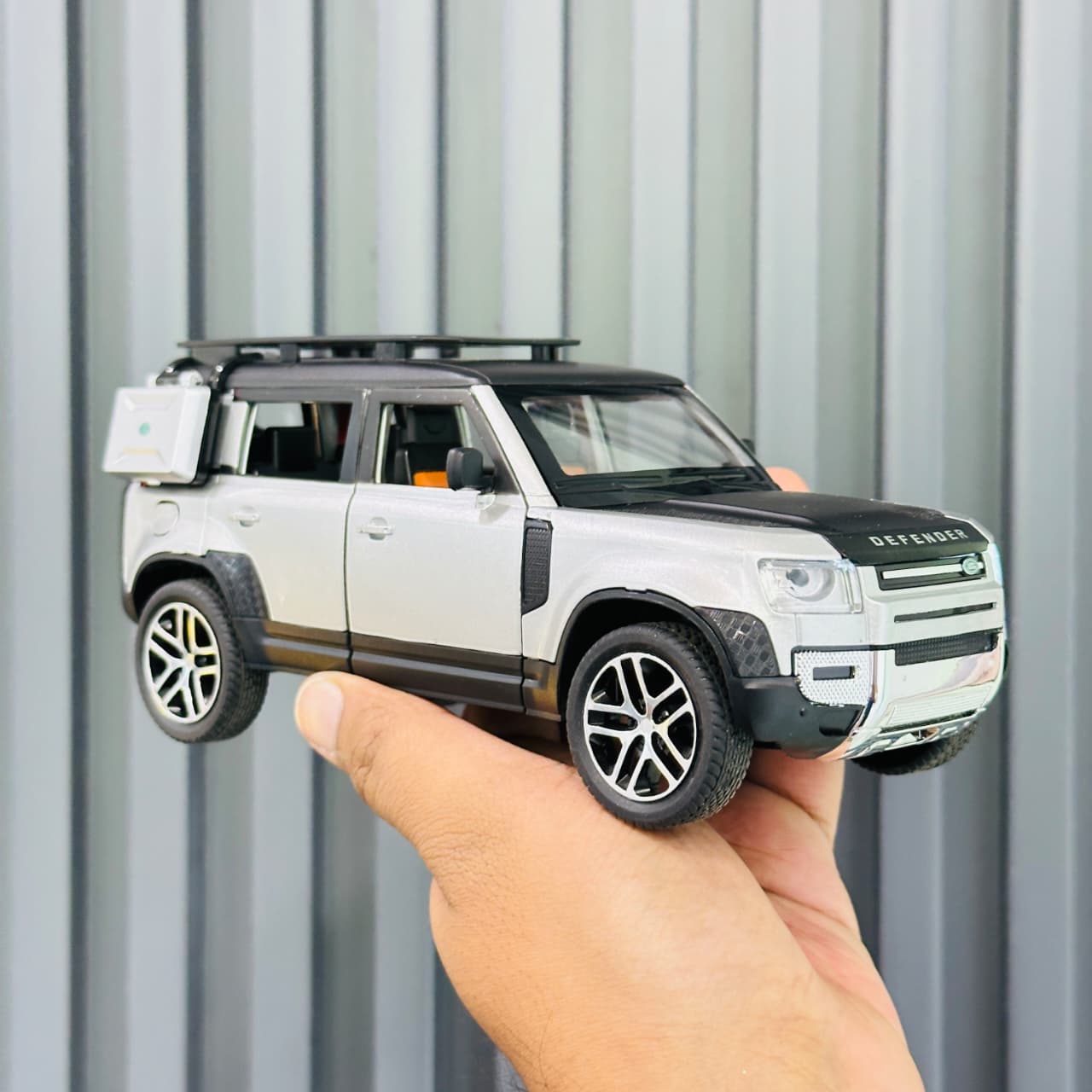 1:24 Defender Metal Die-Cast Model – Premium. Realistic. Collector’s Edition.